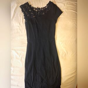 Asymmetrical shoulder black dress with lace